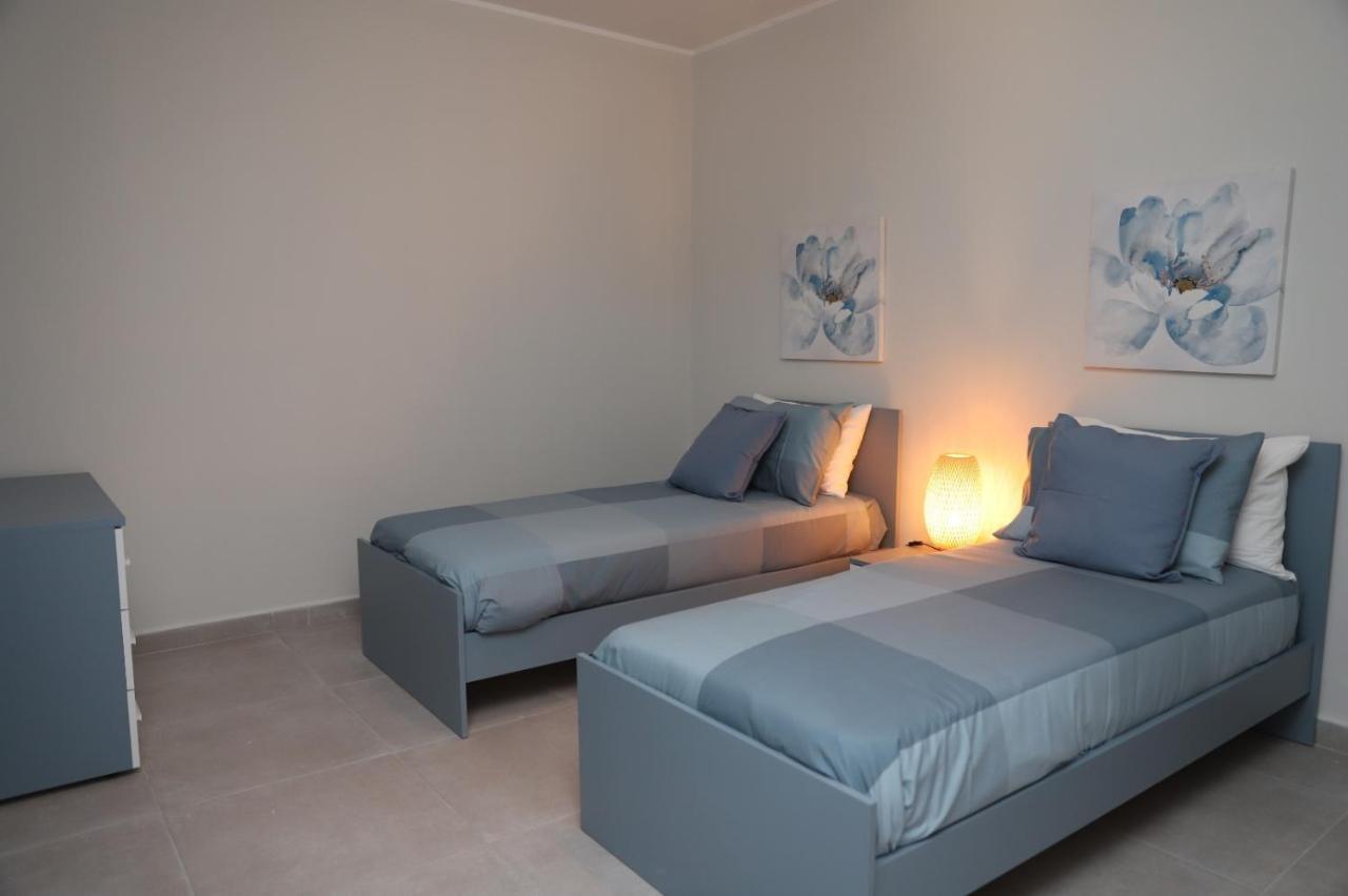 Lovely Holiday Home Next To Bus Terminus Σεντ Πόλς Μπέι Εξωτερικό φωτογραφία